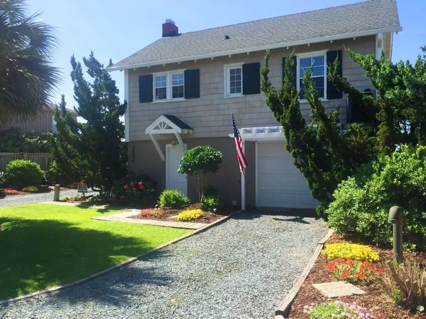 Coast 'n Along 3 Bedroom Home by RedAwning - Image 1