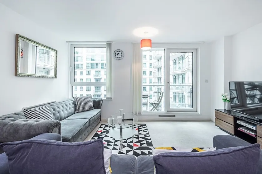 Modern 2 bed in brilliant St Georges Wharf - Pass the Keys - Image 1