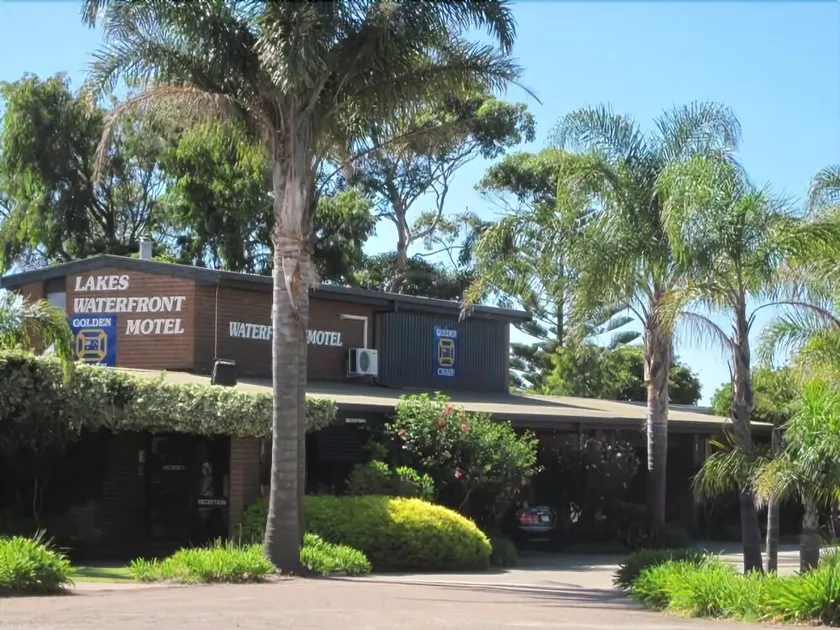 Lakes Waterfront Motel & Holiday Cottages - Image 1