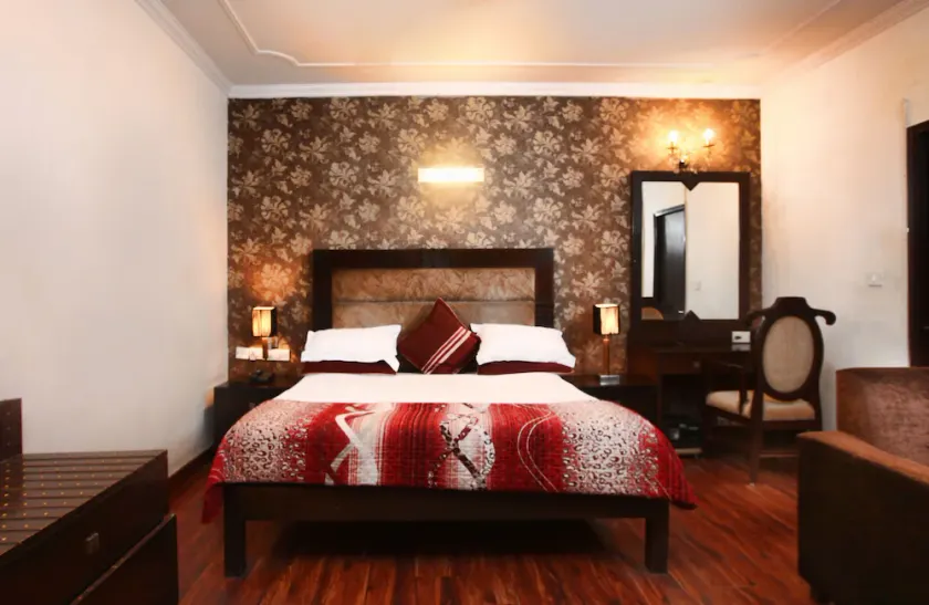 OYO 358 Hotel Golden Leaf - Image 1