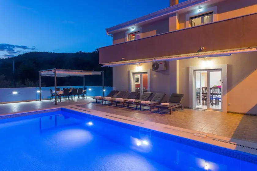 Voll ausgestattete weiträumige Villa mit Grill, privatem Pool und Terrasse | Bergblick - Image 1