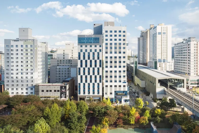 Hotel Lartpark - Image 1