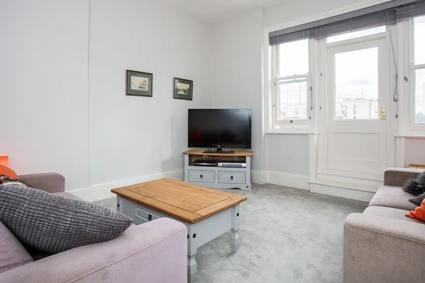 3 Bedroom Apartment by Battersea Park - Image 1