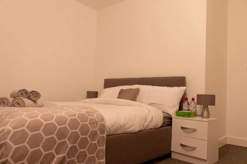 One Bed Apt With Private Balcony Near Heathrow - Image 1