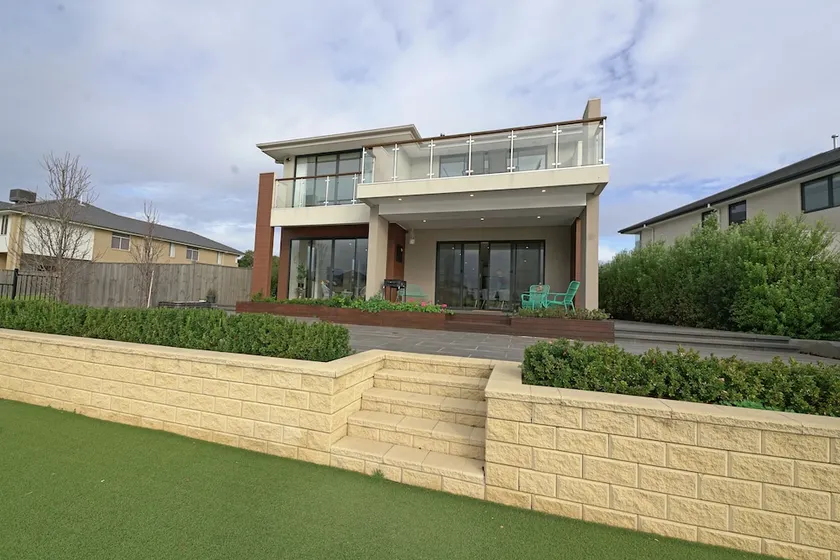 Luxury Waterfront SpaciousHouse Lakeview - Image 1