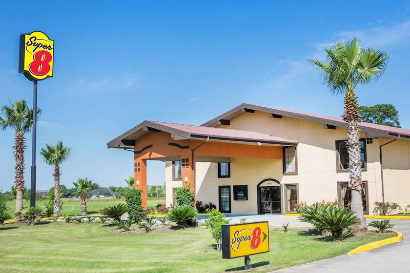 Super 8 by Wyndham Kinder LA - Image 1
