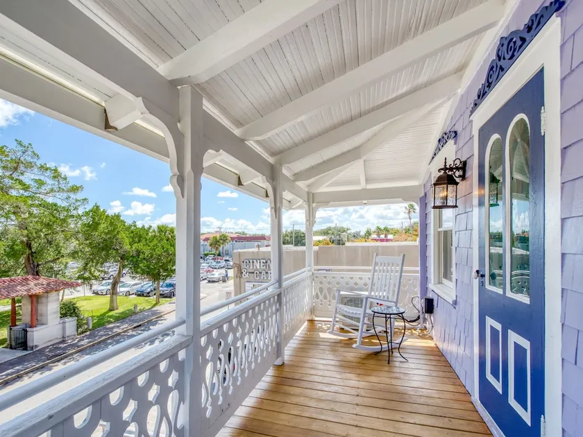Updated Victorian Gem W/ Private Balcony 1 Bedroom Home - Image 1
