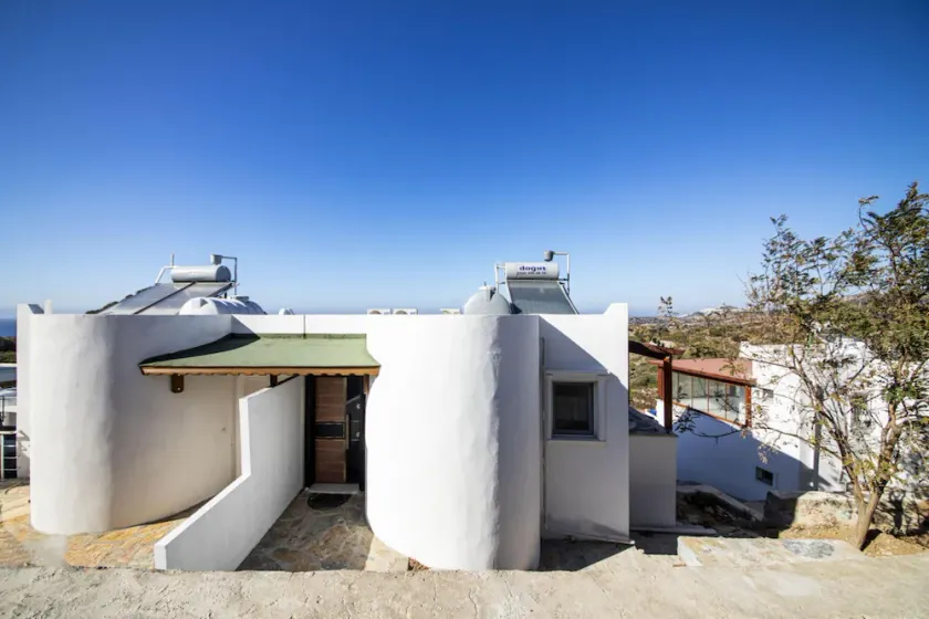 Peaceful House With Private Beach in Gumusluk - Image 1
