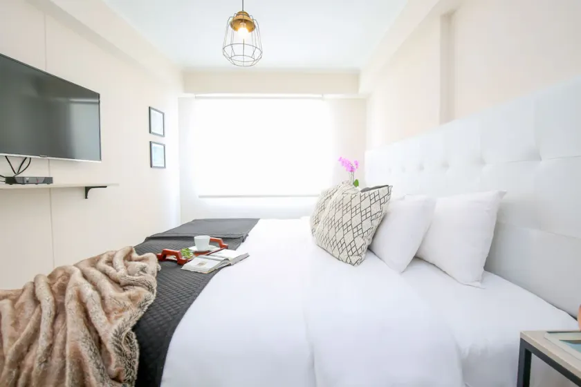 Trendy Host - Image 1