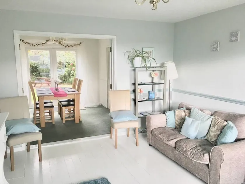 Elegant 3-bed House w/ Garden - Image 1