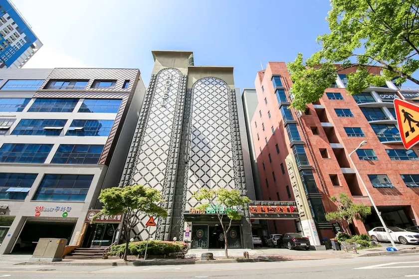 Noblesse Hotel - Image 1
