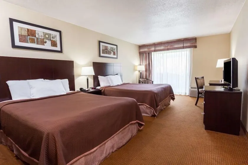 Knights Inn Toronto East - Image 1