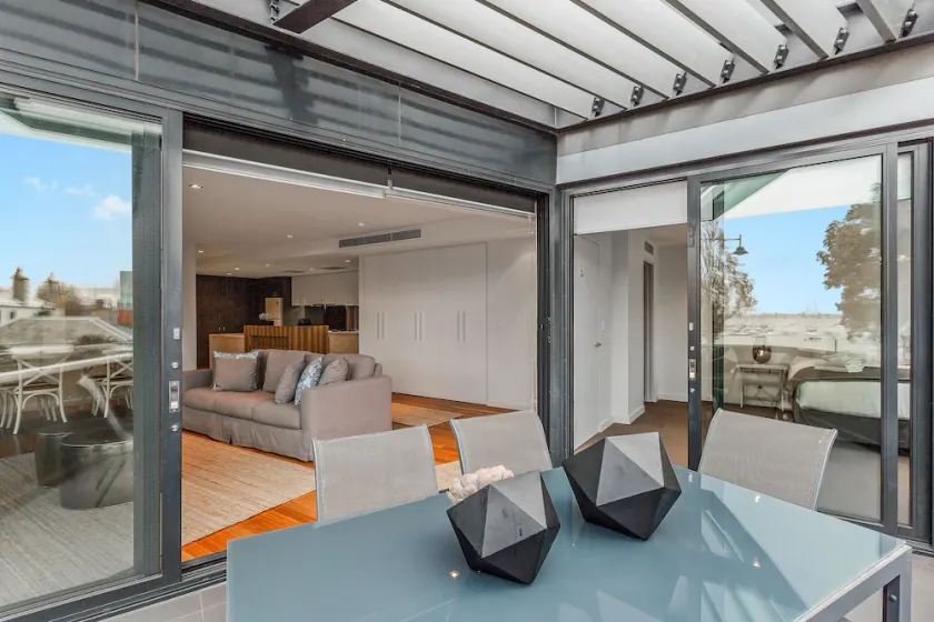 Melbourne Holiday Apts Williamstown - Image 1