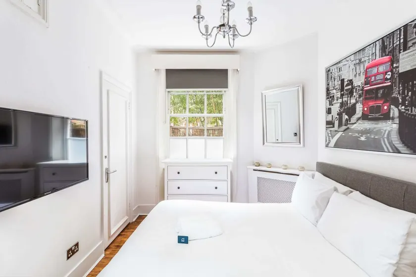 Bright Warwick Chambers Apartment - Image 1