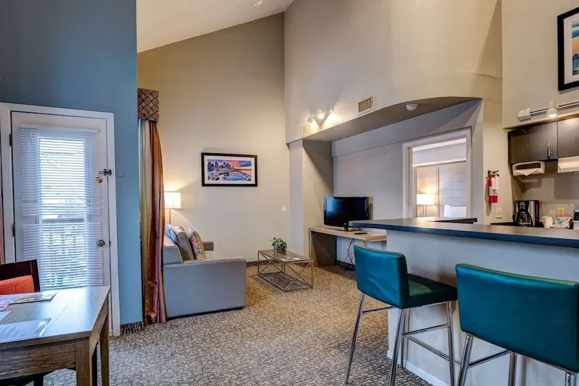 Hawthorn Suites by Wyndham Kent WA - Image 1