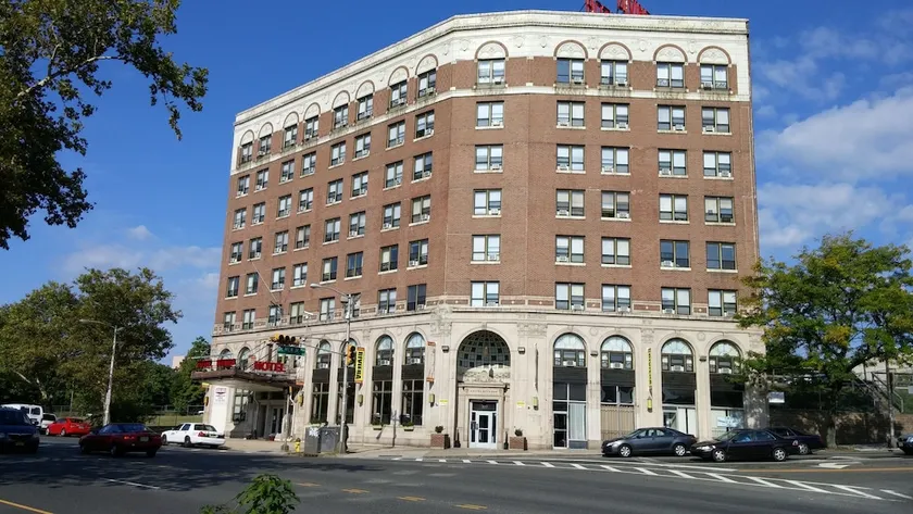 Hotel Riviera - Image 1