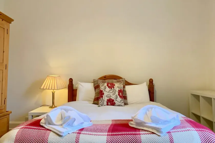 Spacious and Bright Polworth Flat - Image 1