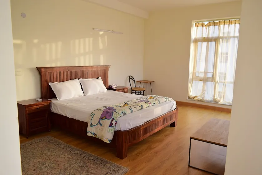 Vehomes Spacious Condo in Greater Noida - Image 1