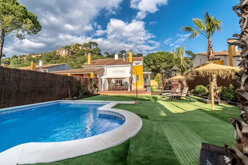 Villa avec barbecue, terrasse et piscine privée | Vue piscine - Image 1