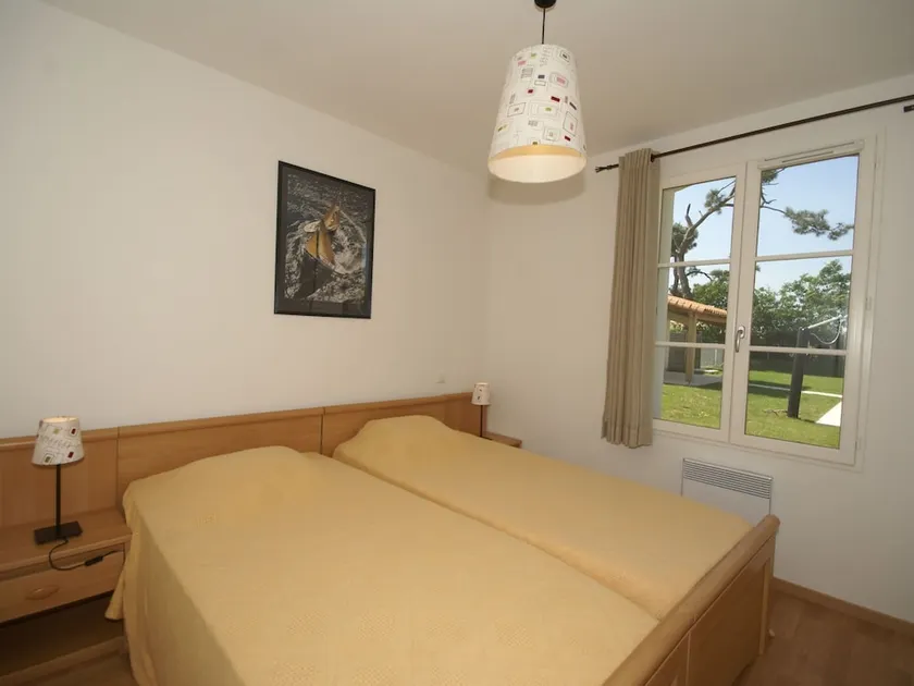 Charming holiday home with dishwasher located at golf course - Image 1