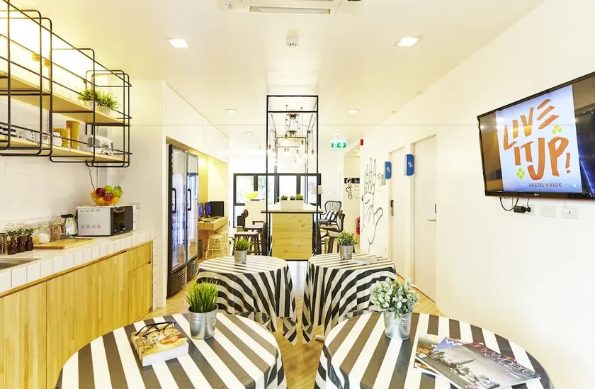 LiveitUp Asok Hostel - Image 1