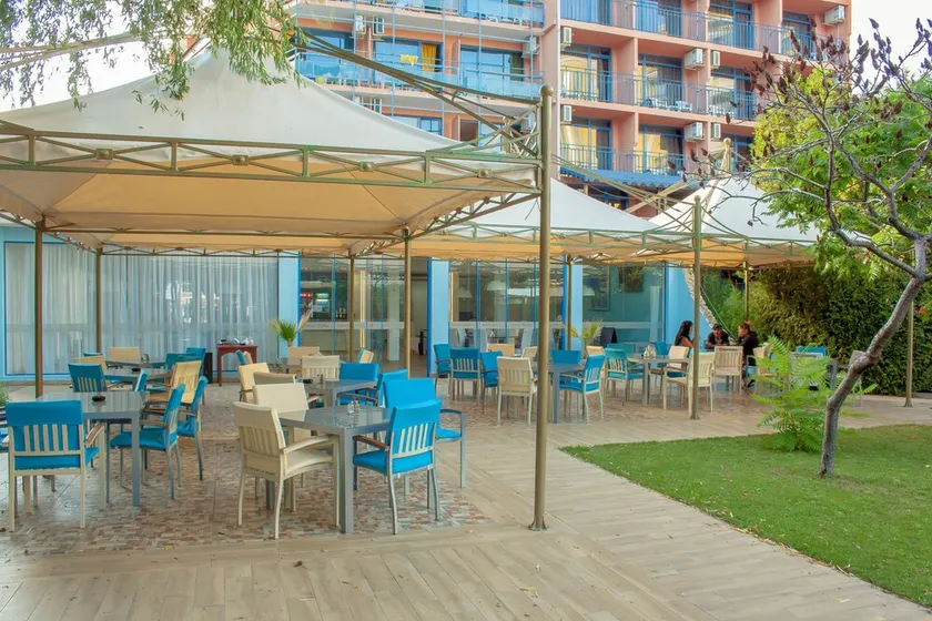 Hotel Shipka Beach - Image 1