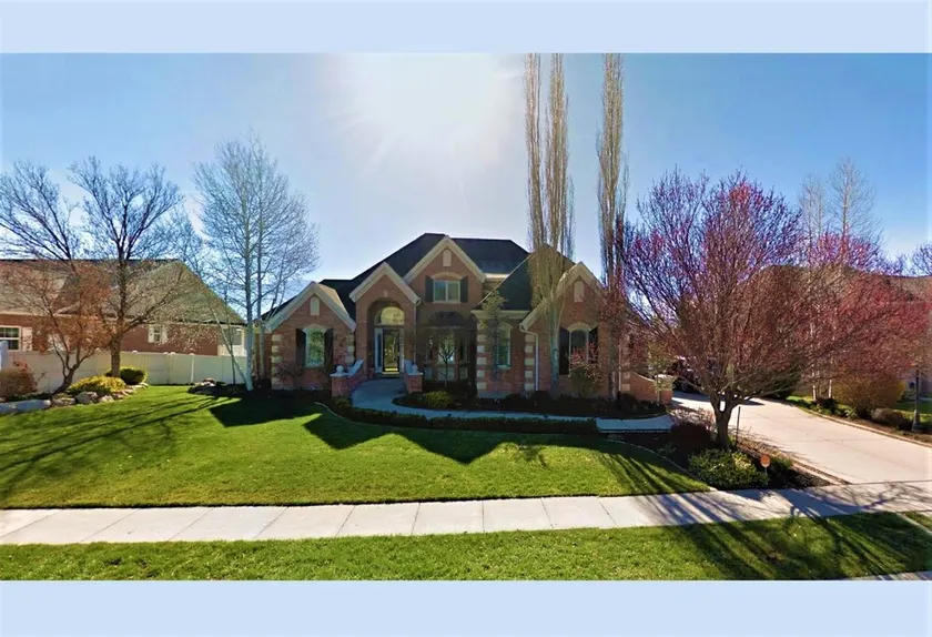 Luxury Estate with Mountain Views - Image 1