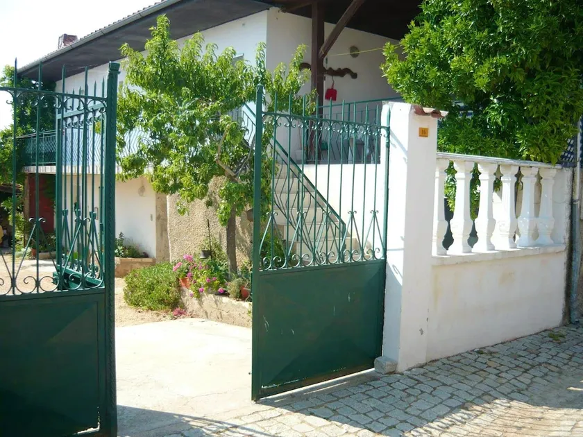 Spacious house in Bragança - shared garden - 120 m² - Image 1