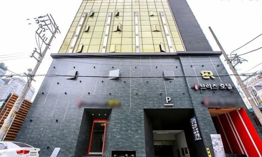Breeze Hotel - Image 1