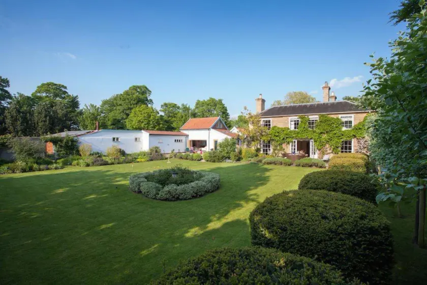 Secluded country house gem with swimming pool & tennis court - Image 1