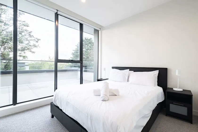 Luxurious 3 Bedroom Home Near Chadstone With Parking - Image 1