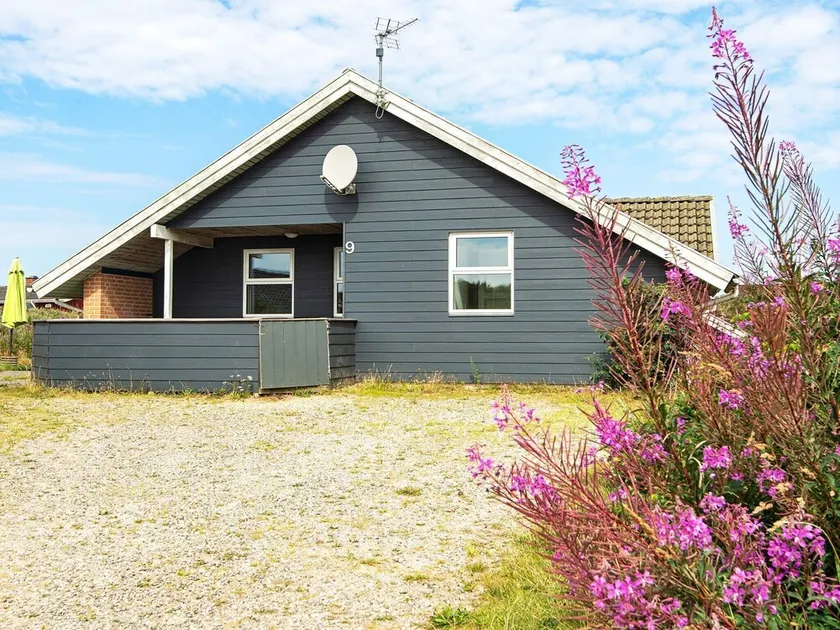 Cosy Holiday Home in Henne With Swimming Pool - Image 1