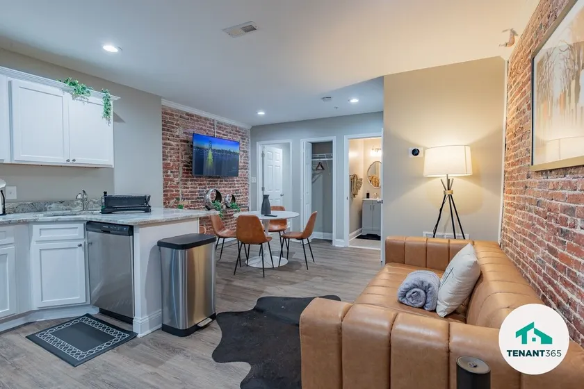 Baltimore's Best Home Away From Home 2 Bedroom Apts by Redawning - Image 1