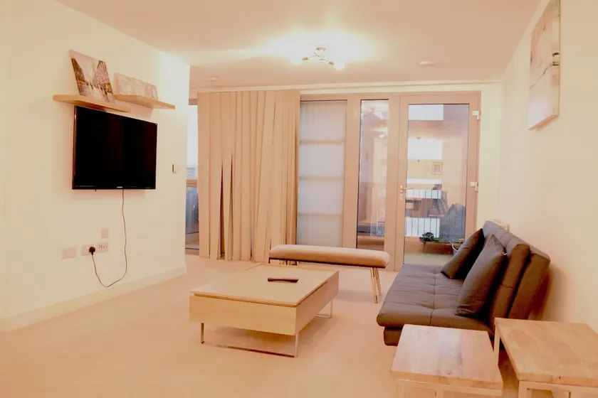 Modern 3 Bedroom Apartment Near City Airport - Image 1