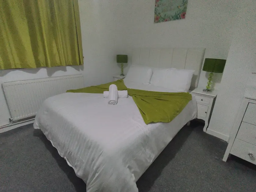 Self Contained 2 Bedrooms House Free Parking - Image 1