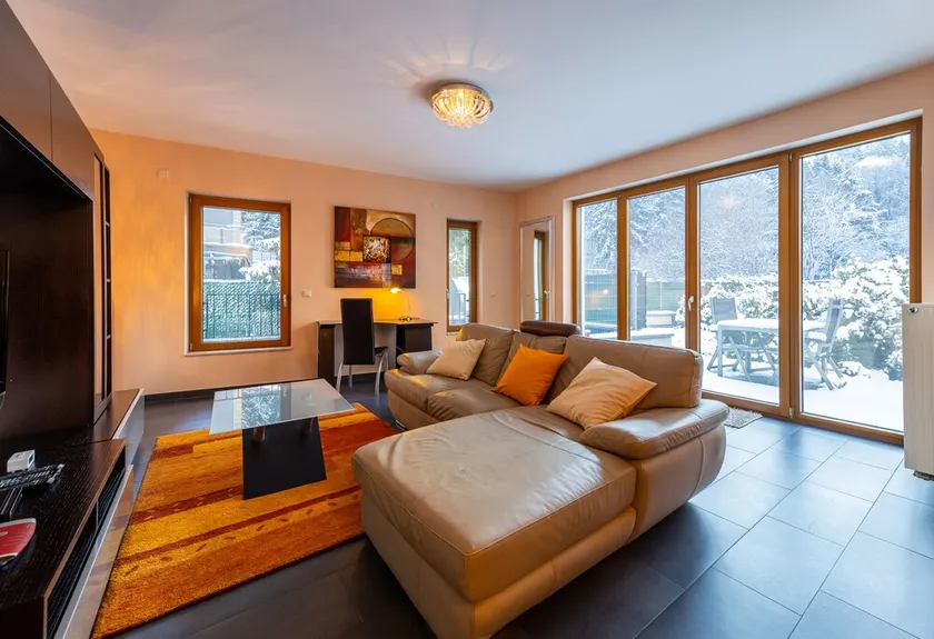 Spacious 2BR Apartment w Terrace, Parking, Close to DT - Image 1