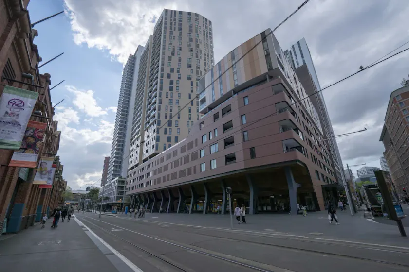 Modern Apartment in Darling Harbour - Image 1