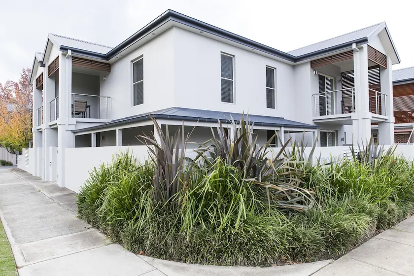 Stay Bathurst - Image 1