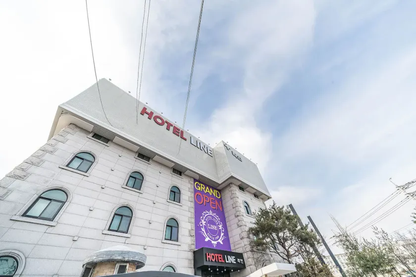 Line Hotel - Image 1