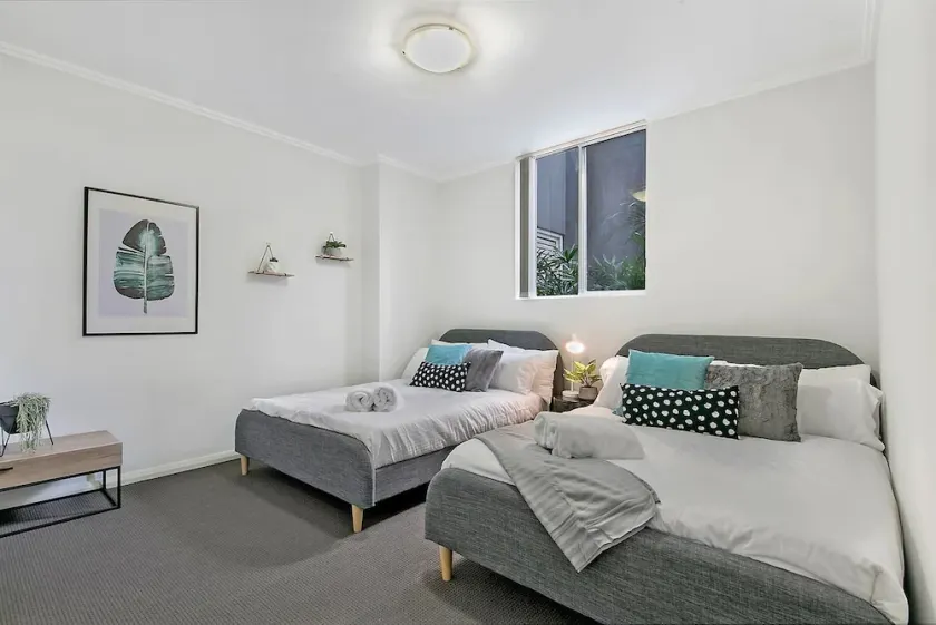 WARRICK FRAM 3 BEDS APT FREE PARKING WALK TO WESTFIELD CLOSE TO HOSPITAL NWF003 - Image 1
