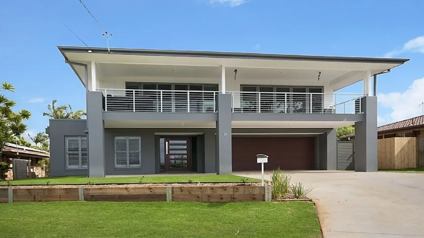 House on the hill - Image 1