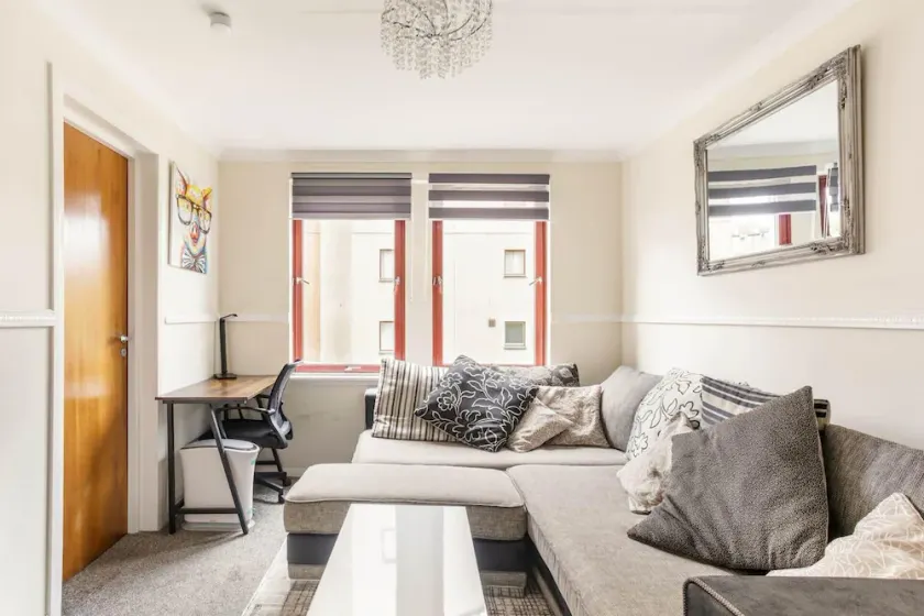 Stylish 2-bed Apartment w/ Kitchen, Ultrafast Wifi - Image 1