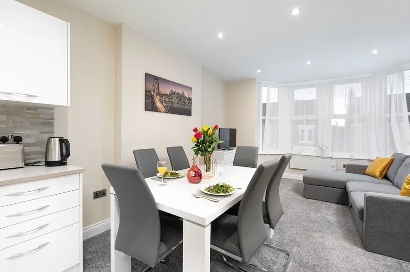 KVM - Kensington Apartment town centre with parking by KVM Serviced Accommodation - Image 1