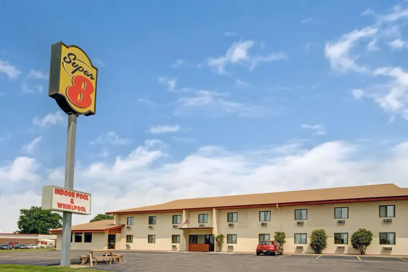 Super 8 by Wyndham Buffalo - Image 1