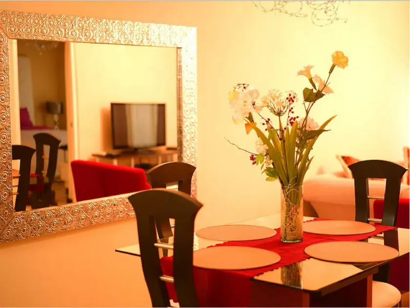 Gold Coast Luxurious And Stylish Condo - Image 1