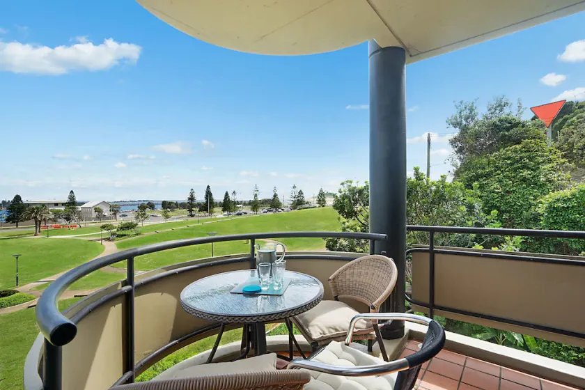 Newcastle Short Stay Accommodation - Flagstaff Apartment - Image 1
