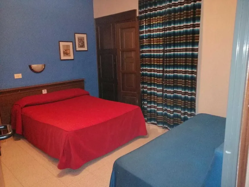 Hostal La Muralla - Image 1