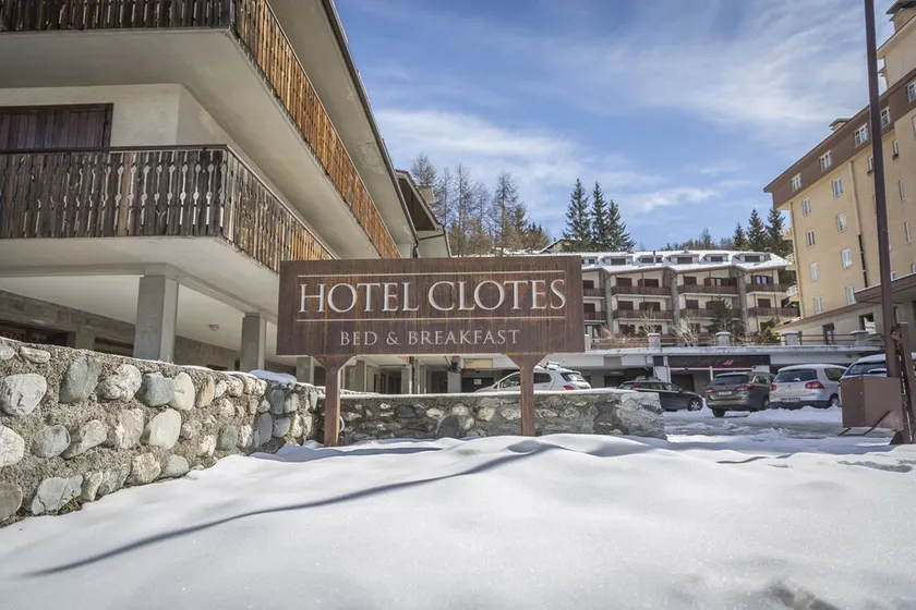 Hotel Clotes - Image 1