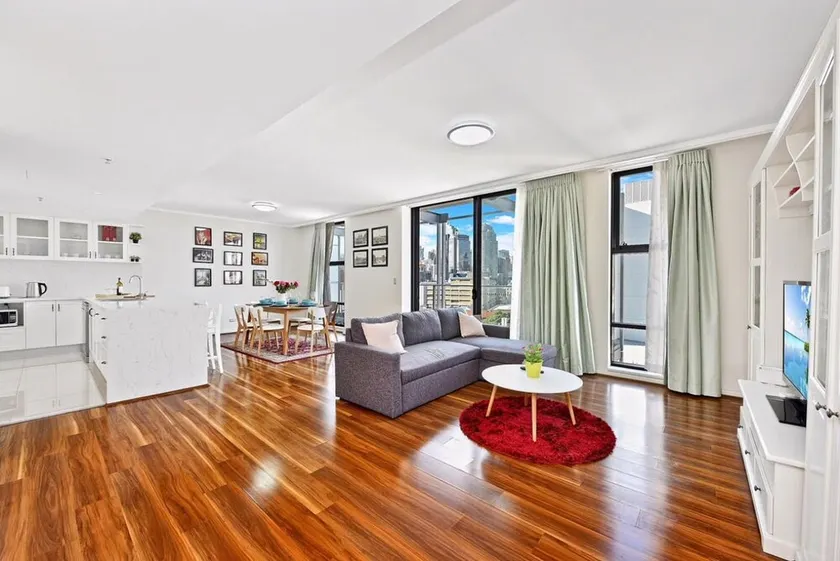 Deluxe Sydney Central Penthouse with Pool and Gym - Image 1