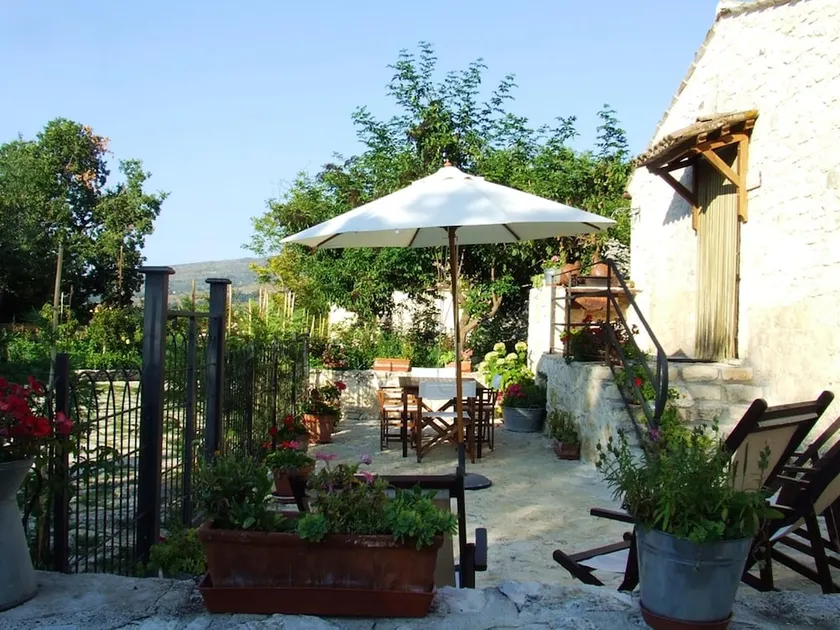 One bedroom appartement with jacuzzi enclosed garden and wifi at Abbateggio - Image 1